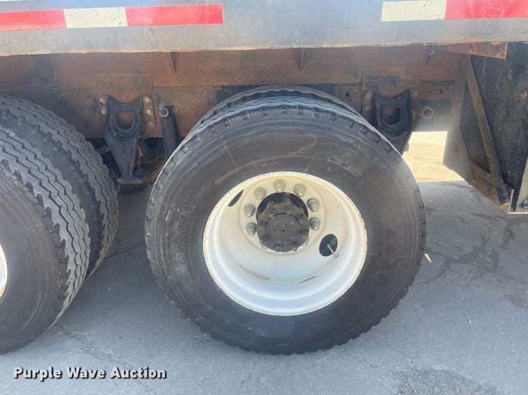 image for item MY9242 2001 International 9100i  flatbed truck