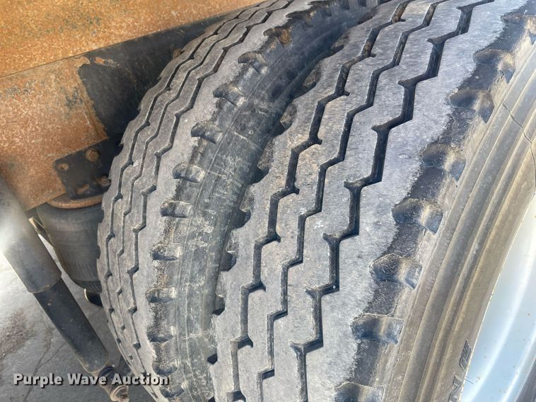 image for item MY9242 2001 International 9100i  flatbed truck