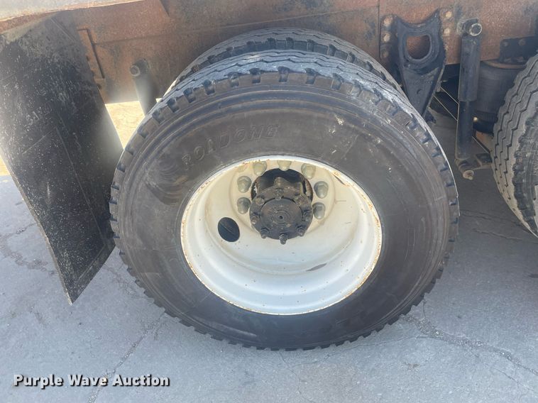 image for item MY9242 2001 International 9100i  flatbed truck