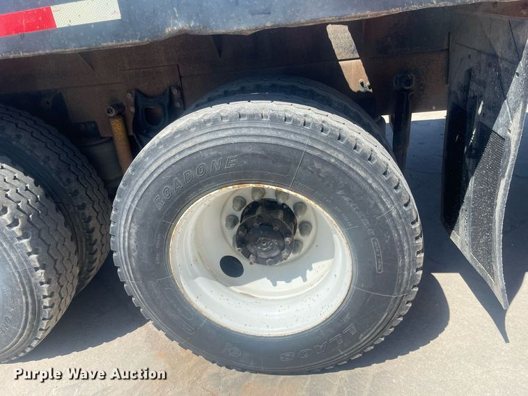 image for item MY9242 2001 International 9100i  flatbed truck