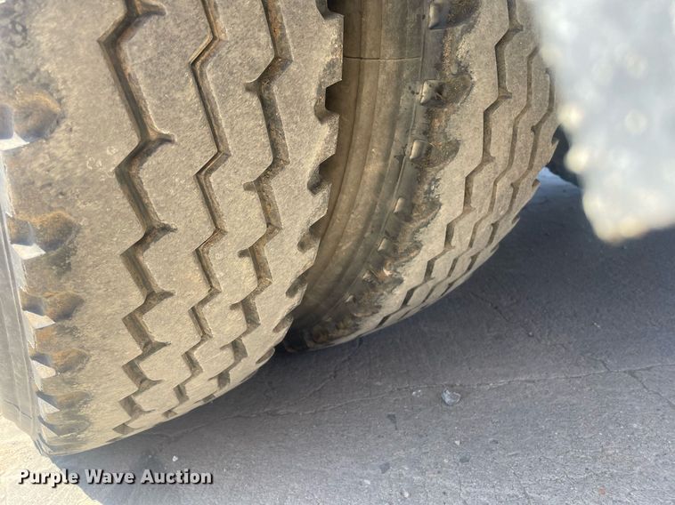 image for item MY9242 2001 International 9100i  flatbed truck