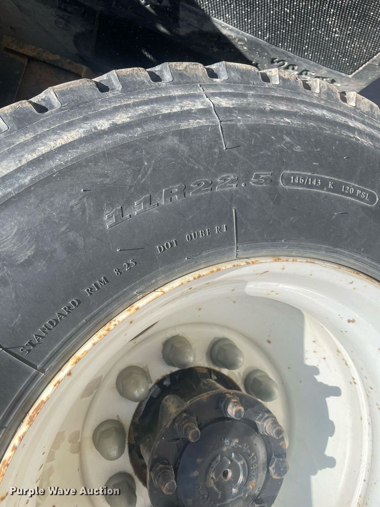 image for item MY9242 2001 International 9100i  flatbed truck