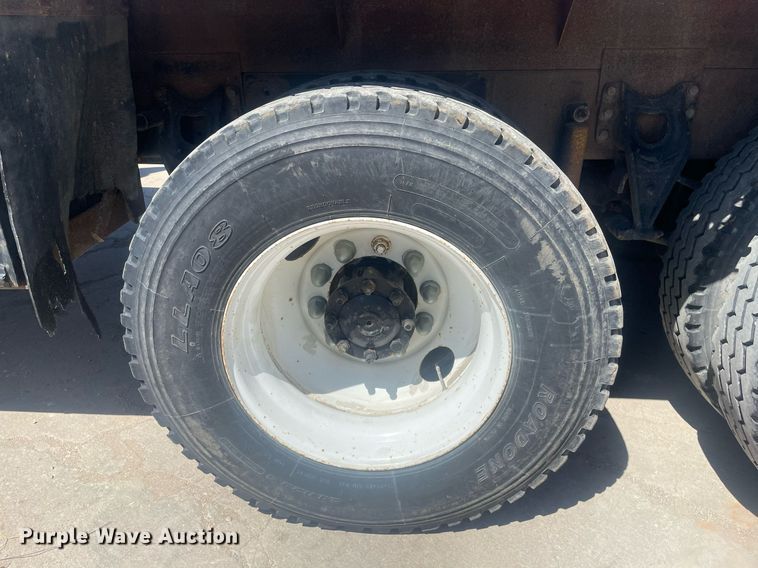 image for item MY9242 2001 International 9100i  flatbed truck