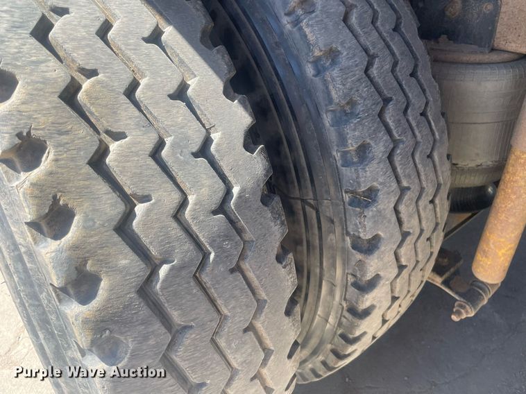 image for item MY9242 2001 International 9100i  flatbed truck