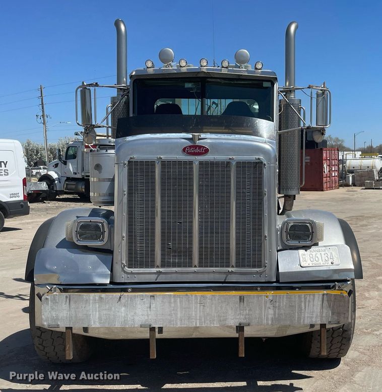 image for item MY9243 2004 Peterbilt 357  semi truck