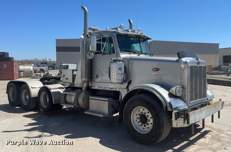 image for item MY9243 2004 Peterbilt 357  semi truck