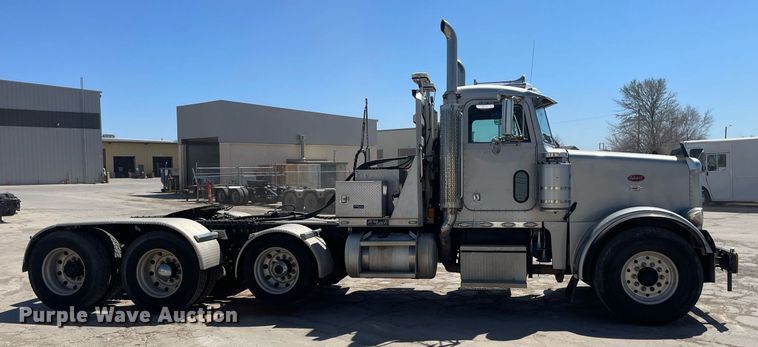 image for item MY9243 2004 Peterbilt 357  semi truck