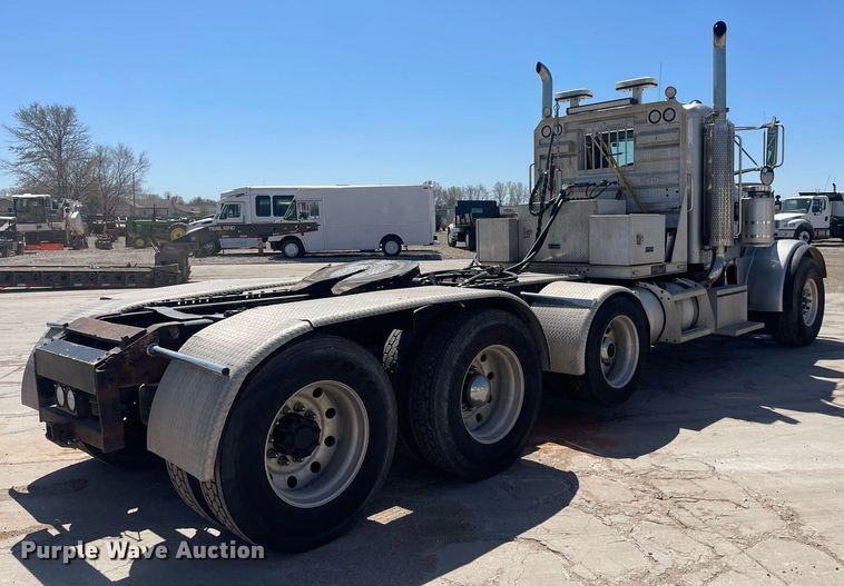 image for item MY9243 2004 Peterbilt 357  semi truck