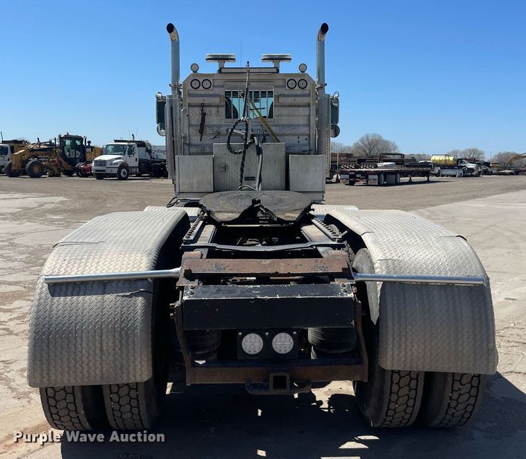 image for item MY9243 2004 Peterbilt 357  semi truck