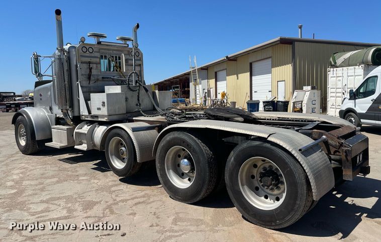 image for item MY9243 2004 Peterbilt 357  semi truck