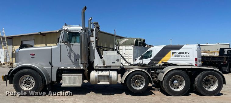 image for item MY9243 2004 Peterbilt 357  semi truck
