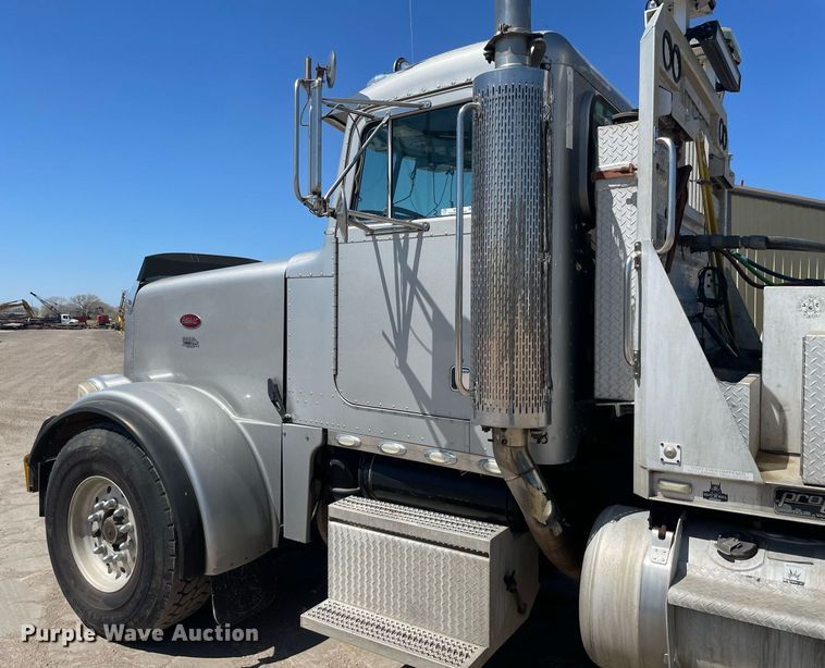 image for item MY9243 2004 Peterbilt 357  semi truck