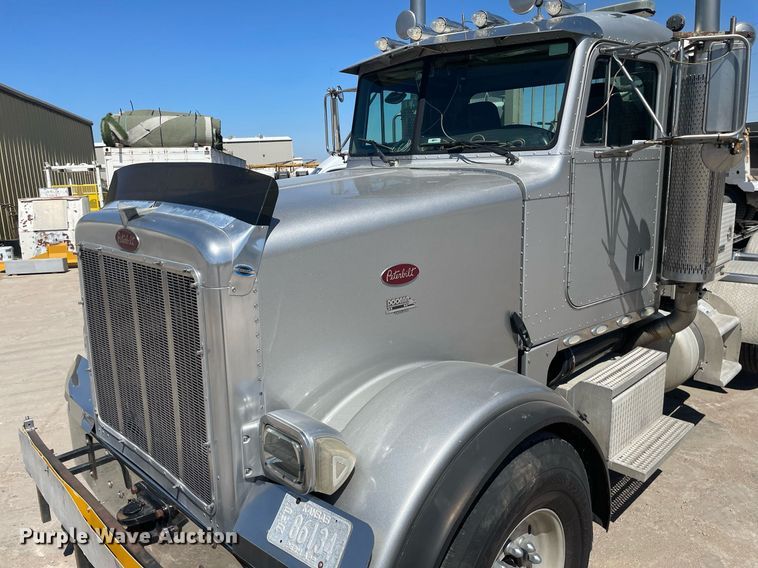 image for item MY9243 2004 Peterbilt 357  semi truck