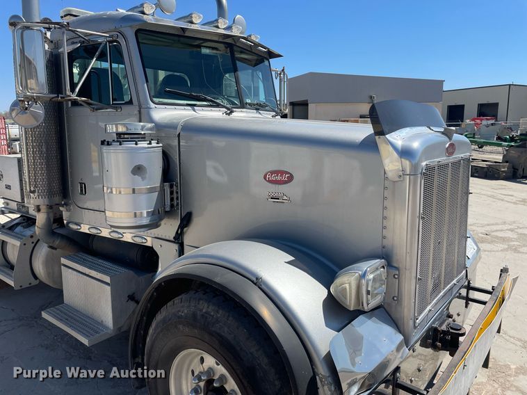 image for item MY9243 2004 Peterbilt 357  semi truck