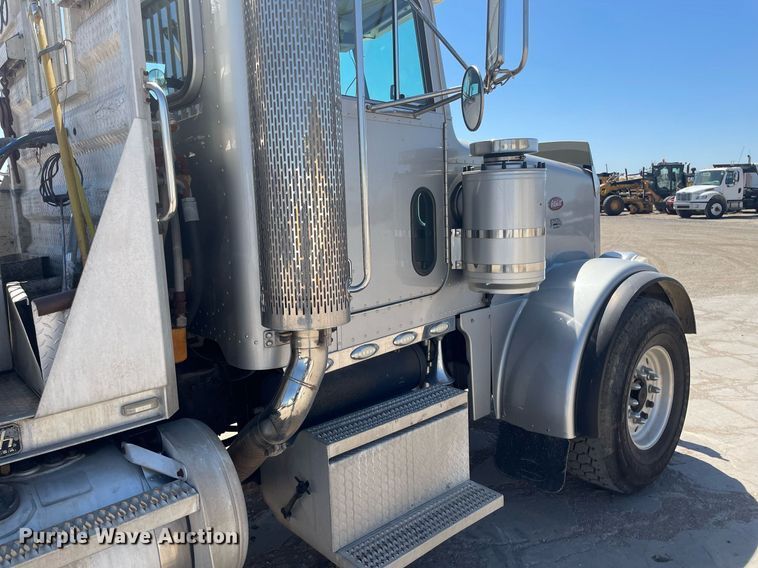 image for item MY9243 2004 Peterbilt 357  semi truck
