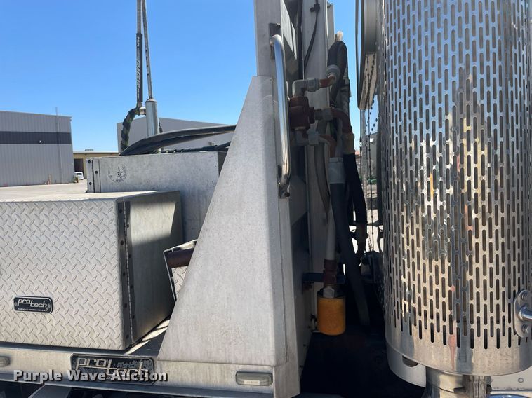 image for item MY9243 2004 Peterbilt 357  semi truck