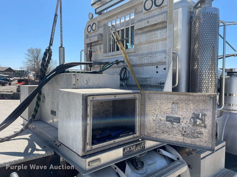 image for item MY9243 2004 Peterbilt 357  semi truck