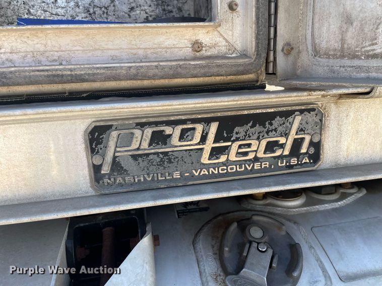 image for item MY9243 2004 Peterbilt 357  semi truck