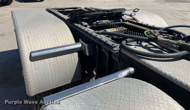 image for item MY9243 2004 Peterbilt 357  semi truck