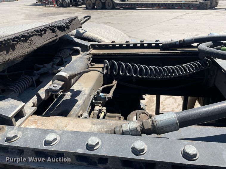 image for item MY9243 2004 Peterbilt 357  semi truck