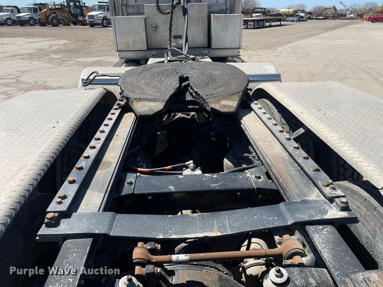 image for item MY9243 2004 Peterbilt 357  semi truck