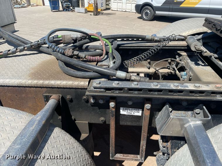 image for item MY9243 2004 Peterbilt 357  semi truck