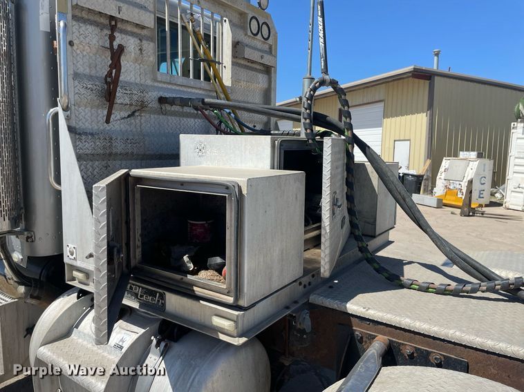 image for item MY9243 2004 Peterbilt 357  semi truck