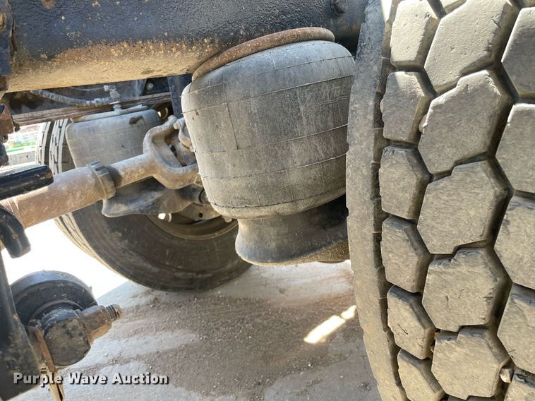 image for item MY9243 2004 Peterbilt 357  semi truck