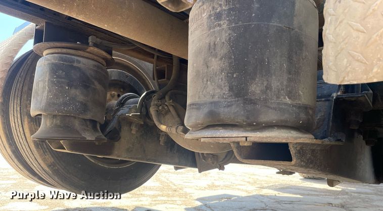 image for item MY9243 2004 Peterbilt 357  semi truck