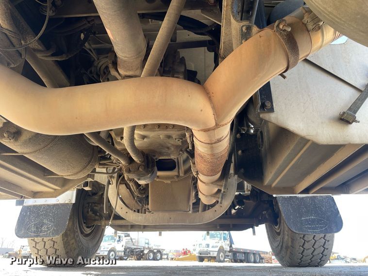 image for item MY9243 2004 Peterbilt 357  semi truck