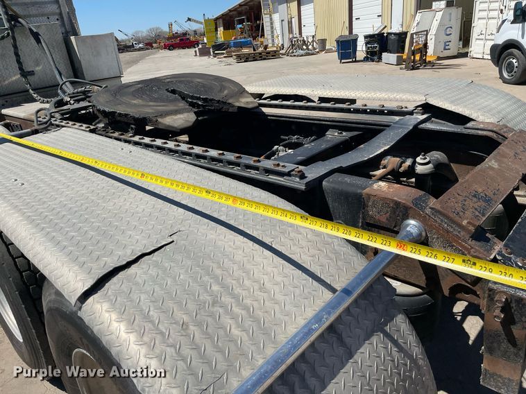 image for item MY9243 2004 Peterbilt 357  semi truck