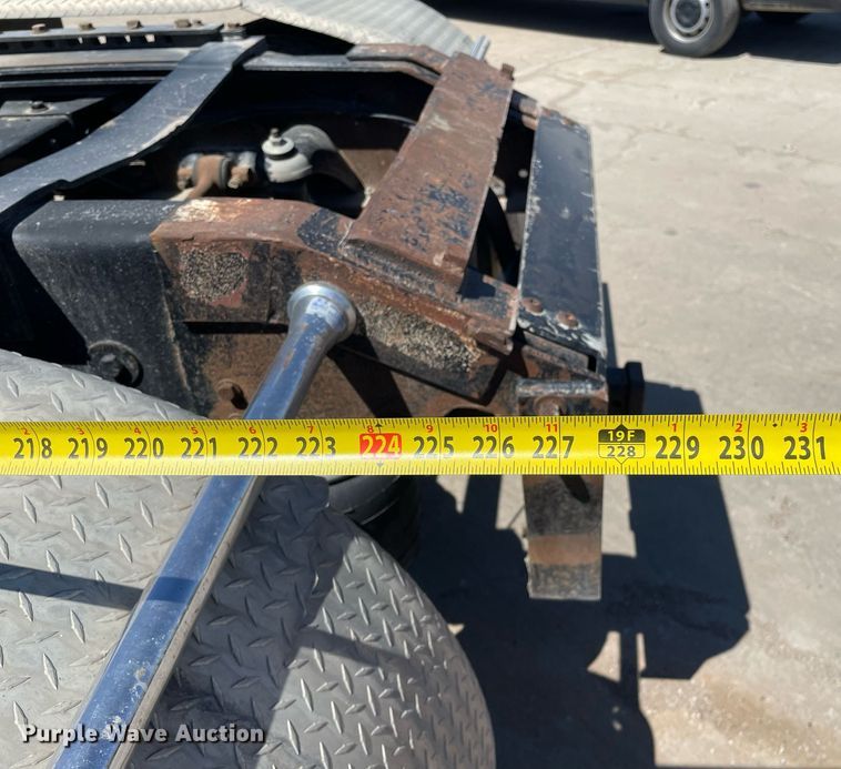 image for item MY9243 2004 Peterbilt 357  semi truck