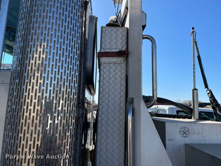 image for item MY9243 2004 Peterbilt 357  semi truck