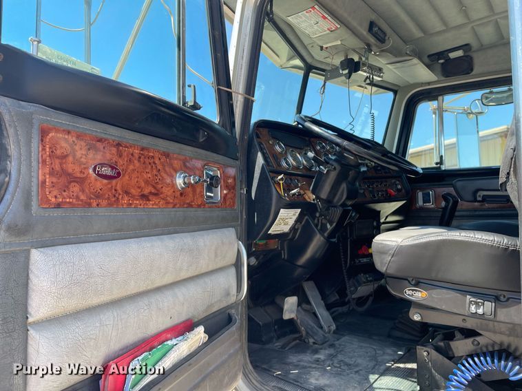 image for item MY9243 2004 Peterbilt 357  semi truck