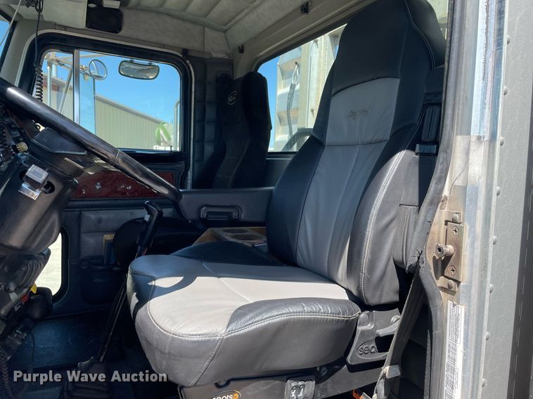 image for item MY9243 2004 Peterbilt 357  semi truck