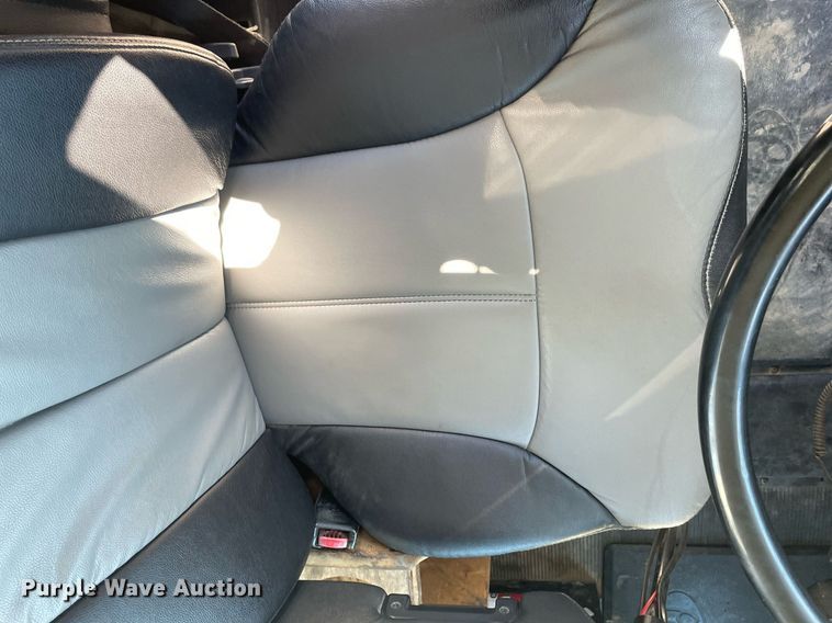 image for item MY9243 2004 Peterbilt 357  semi truck