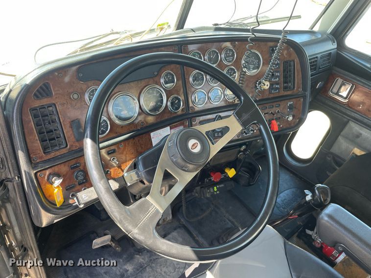 image for item MY9243 2004 Peterbilt 357  semi truck