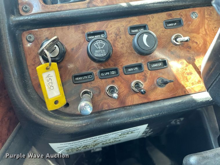 image for item MY9243 2004 Peterbilt 357  semi truck