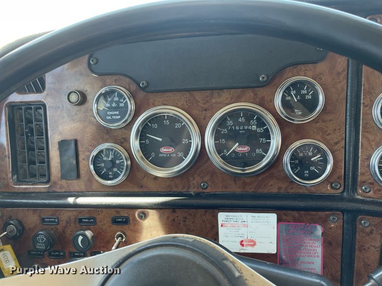 image for item MY9243 2004 Peterbilt 357  semi truck