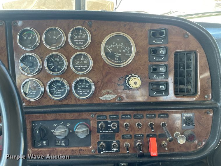 image for item MY9243 2004 Peterbilt 357  semi truck