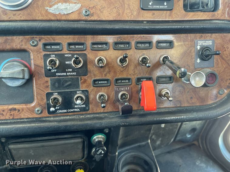 image for item MY9243 2004 Peterbilt 357  semi truck