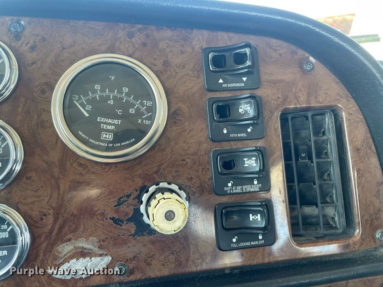 image for item MY9243 2004 Peterbilt 357  semi truck