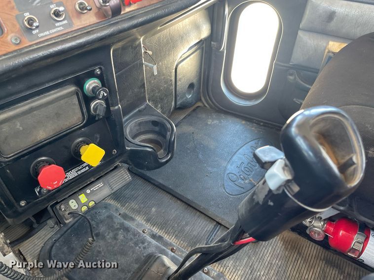 image for item MY9243 2004 Peterbilt 357  semi truck