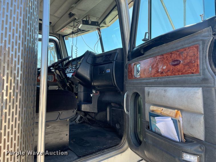 image for item MY9243 2004 Peterbilt 357  semi truck