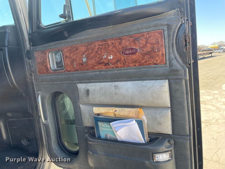 image for item MY9243 2004 Peterbilt 357  semi truck