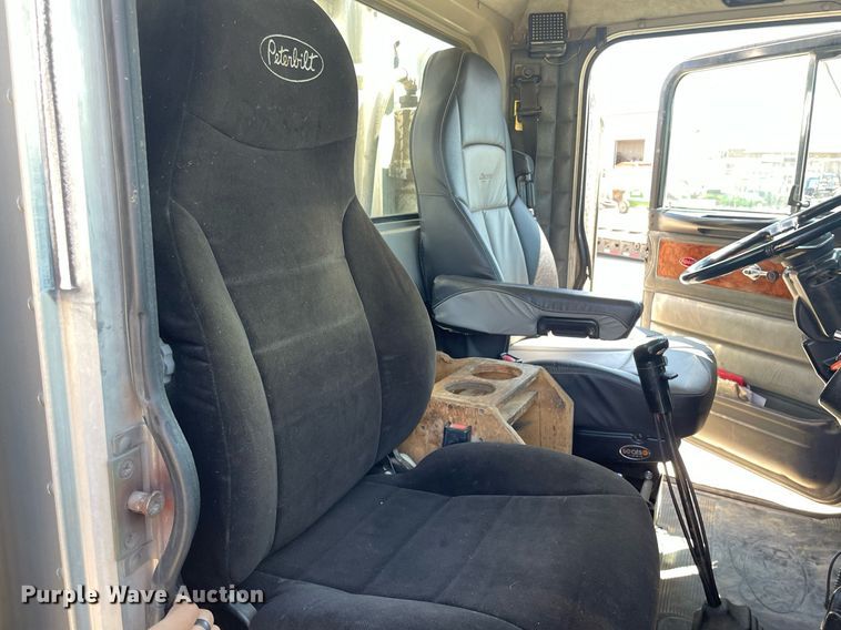 image for item MY9243 2004 Peterbilt 357  semi truck