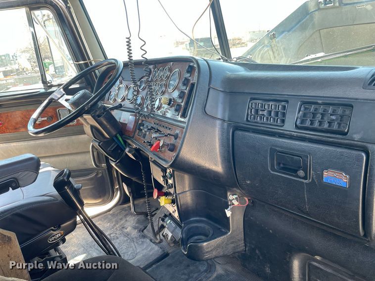 image for item MY9243 2004 Peterbilt 357  semi truck