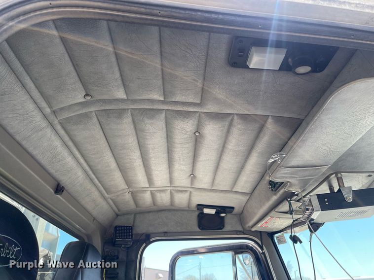 image for item MY9243 2004 Peterbilt 357  semi truck