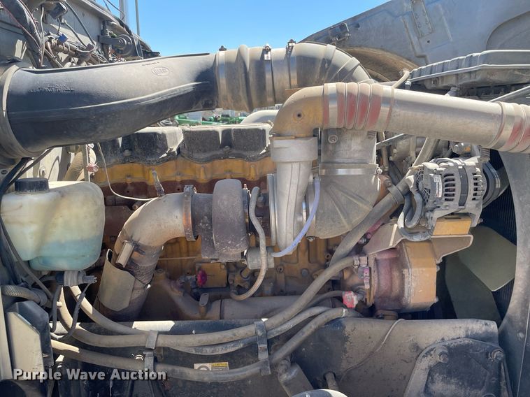 image for item MY9243 2004 Peterbilt 357  semi truck