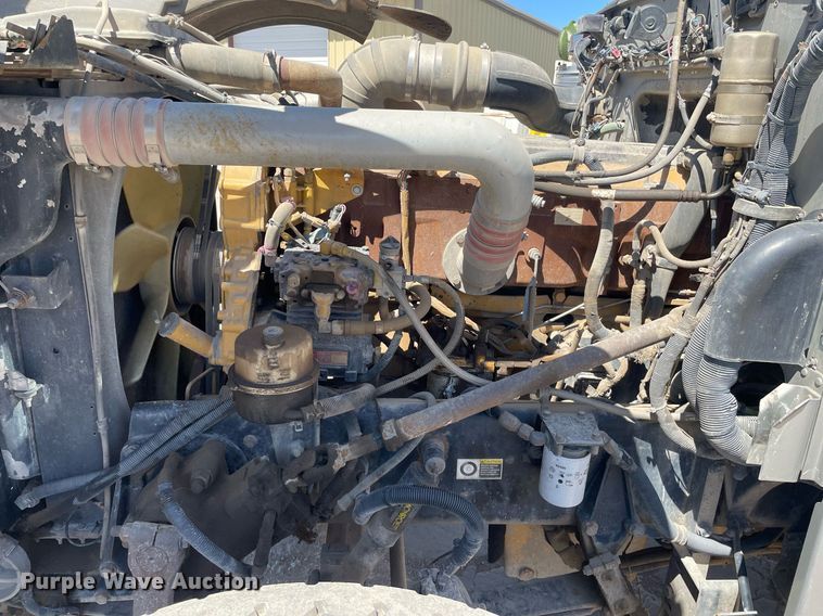 image for item MY9243 2004 Peterbilt 357  semi truck